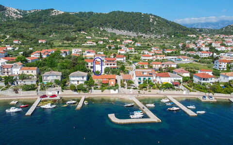 Domy: Water, Sky, Water Resources, Boat, Watercraft, Nature, Azure, Mountain, Building, Vehicle