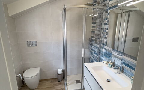 Vista Mare Borgo Peri: Plumbing Fixture, Mirror, Tap, Building, Sink, Bathroom, House, Interior Design, Wood