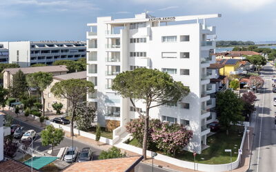 Lignano Sabbiadoro 686: Cloud, Sky, Building, Daytime, Property, Plant, Window, Tree, Urban Design, Tower Block
