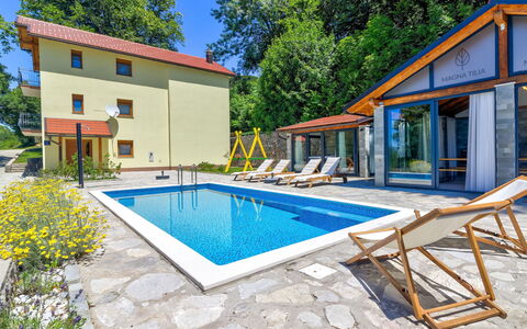 Magna Tilia: Plant, Building, Water, Property, Window, Swimming Pool, Azure, Tree, Shade, Rectangle