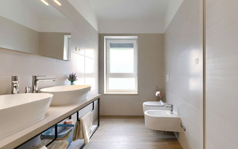 Villa Lea: Tap, Mirror, Plumbing Fixture, Sink, Building, Bathroom Sink, Bathroom Cabinet, Bathroom, Window
