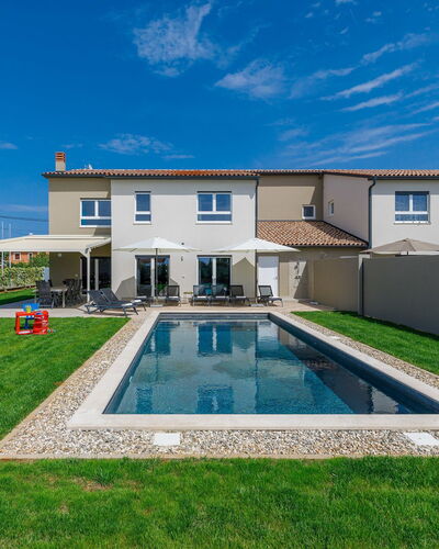 Villa Lea: Cloud, Sky, Plant, Water, Property, Daytime, Building, Swimming Pool, Azure, Window