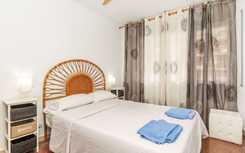 Felix: Bed, Bedroom, Furniture, Interior Design, Bedding, Bed Sheet, Floor, Textile, Flooring, Room