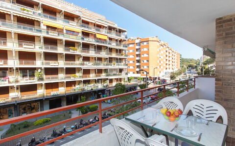 Felix: Water, Sky, Property, Plant, Building, Cloud, Swimming Pool, Tree, Residential Area, Grass
