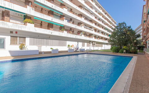 Felix: Water, Sky, Property, Plant, Building, Cloud, Swimming Pool, Tree, Residential Area, Grass