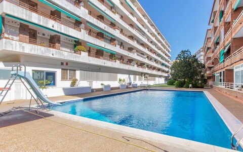 Felix: Water, Sky, Property, Plant, Building, Cloud, Swimming Pool, Tree, Residential Area, Grass