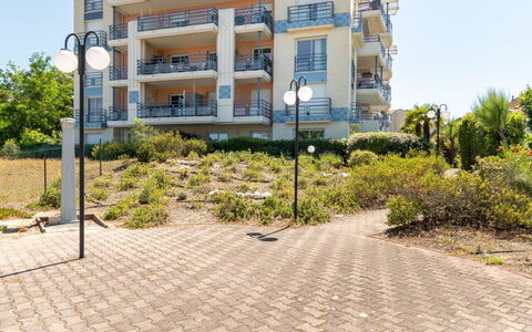 Océane: Water, Sky, Property, Plant, Building, Cloud, Swimming Pool, Tree, Residential Area, Grass