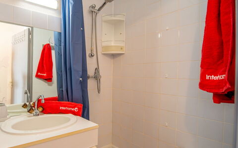 Le Sextant: Plumbing Fixture, Bathroom Sink, Flooring, Bathroom, Floor, Sink, Tap, Interior Design, Plumbing, Room