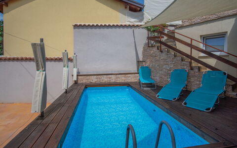 Veli: Water, Sky, Property, Plant, Building, Cloud, Swimming Pool, Tree, Residential Area, Grass