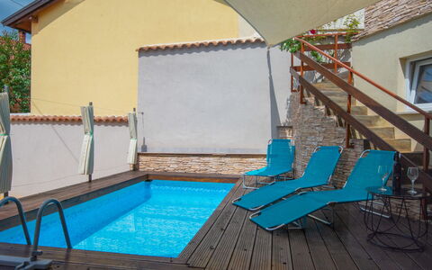 Veli: Water, Sky, Property, Plant, Building, Cloud, Swimming Pool, Tree, Residential Area, Grass