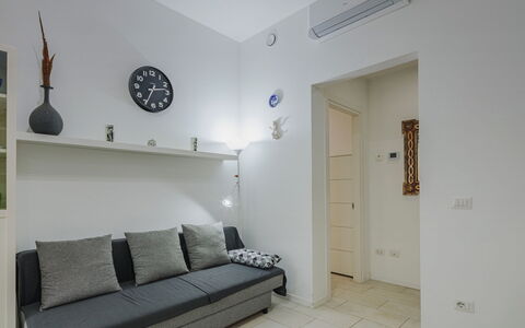 Appartamento Maestrale: Water, Sky, Property, Plant, Building, Cloud, Swimming Pool, Tree, Residential Area, Grass