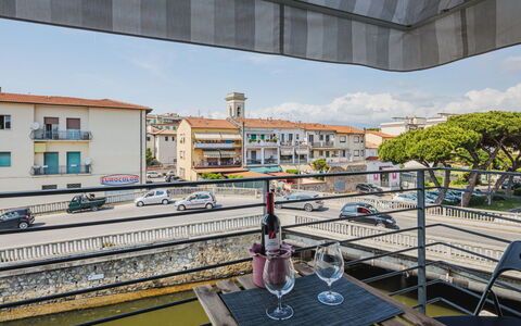 Appartamento Maestrale: Water, Sky, Property, Plant, Building, Cloud, Swimming Pool, Tree, Residential Area, Grass