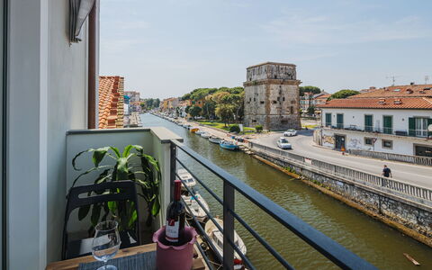 Appartamento Maestrale: Water, Sky, Property, Plant, Building, Cloud, Swimming Pool, Tree, Residential Area, Grass
