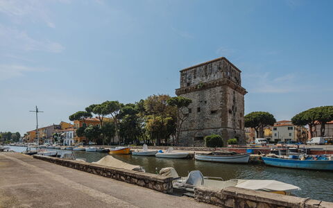 Appartamento Maestrale: Water, Sky, Property, Plant, Building, Cloud, Swimming Pool, Tree, Residential Area, Grass