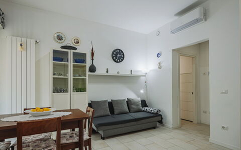 Appartamento Maestrale: Water, Sky, Property, Plant, Building, Cloud, Swimming Pool, Tree, Residential Area, Grass