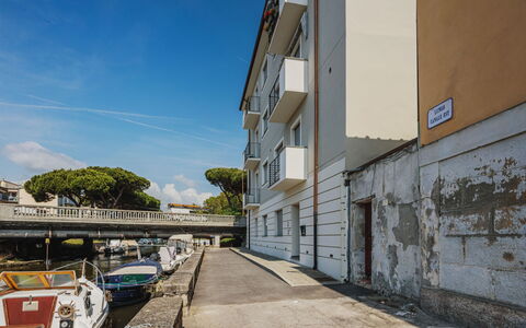 Appartamento Maestrale: Water, Sky, Property, Plant, Building, Cloud, Swimming Pool, Tree, Residential Area, Grass