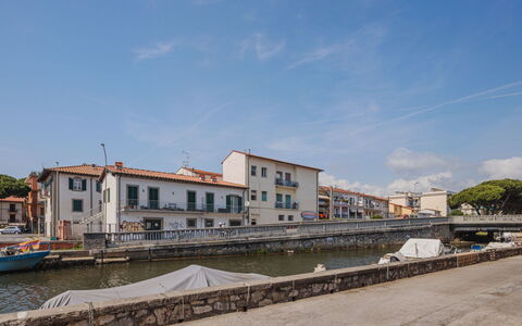 Appartamento Maestrale: Water, Sky, Property, Plant, Building, Cloud, Swimming Pool, Tree, Residential Area, Grass