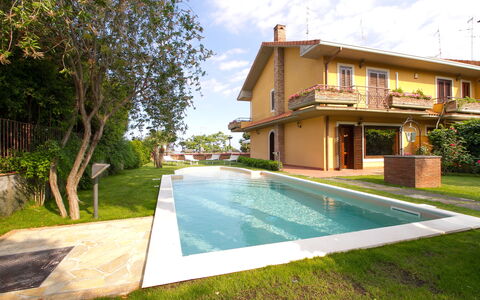 Villa Tricca: Water, Plant, Building, Sky, Cloud, Property, Window, Tree, Swimming Pool, Grass