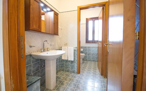 Villa Tricca: Mirror, Tap, Sink, Plumbing Fixture, Building, Bathroom Sink, Property, Bathroom, Wood, Interior Design