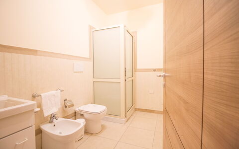 Etna Suites: Plumbing Fixture, Property, Bathroom, Building, Toilet Seat, Toilet, Bathroom Sink, Purple, Wood, House