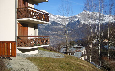 Les Hauts de Saint Gervais: Sky, Building, Property, Plant, Snow, Slope, Mountain, Biome, Urban Design, Shade
