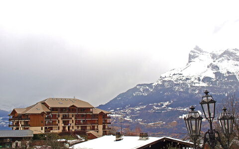 Les Hauts de Saint Gervais: Sky, Cloud, Mountain, Snow, Highland, Building, Window, Slope, Atmospheric Phenomenon, House