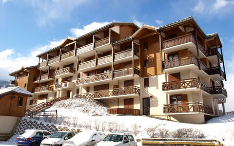 Les Hauts de Saint Gervais: Sky, Wheel, Cloud, Car, Building, Vehicle, Snow, Urban Design