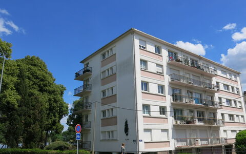 Les Pêcheries: Cloud, Building, Sky, Daytime, Window, Plant, Tree, Urban Design, Tower Block, Condominium