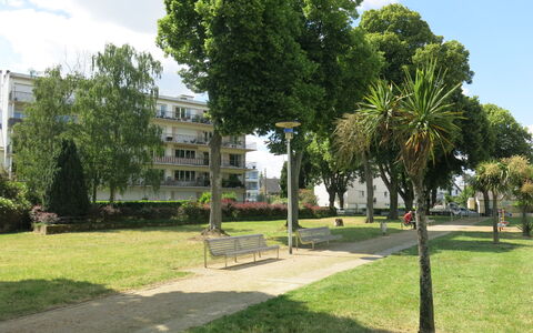 Les Pêcheries: Cloud, Plant, Sky, Building, Tree, Window, Land Lot, Urban Design, Grass, Woody Plant