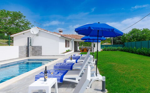 Gverino: Sky, Building, Property, Cloud, Plant, Umbrella, Water, Azure, Shade, Outdoor Furniture