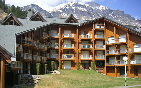Les Combettes D et e: Property, Building, House, Home, Apartment, Real Estate, Condominium, Mountain, Architecture, Mountain Range