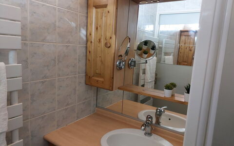 Les Combettes D et e: Brown, Mirror, Tap, Sink, Property, Bathroom Sink, Plumbing Fixture, Bathroom, Wood