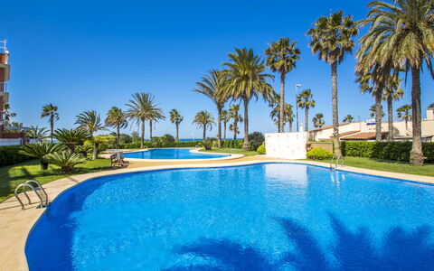 Atico Estrella del Mar: Cloud, Water, Sky, Property, Plant, Swimming Pool, Building, Window, Azure, Blue