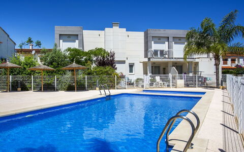Casa Jill: Cloud, Water, Sky, Property, Plant, Swimming Pool, Building, Window, Azure, Blue