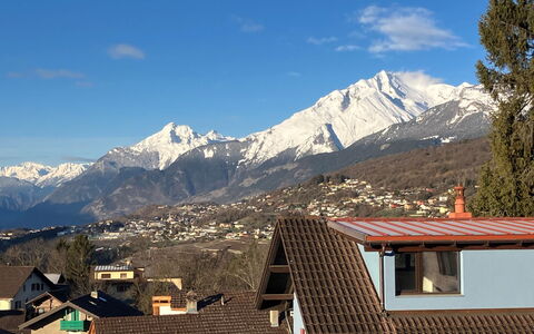 Tilleul: Sky, Cloud, Mountain, Snow, Building, Highland, Window, Slope, Tree, Landscape