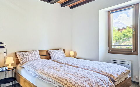 Tilleul: Bed, Bedroom, Interior Design, Bedding, Bed Sheet, Wall, Wood, Flooring, Floor, Ceiling