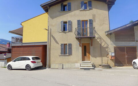 Tilleul: Building, Sky, Wheel, Car, Property, Window, Vehicle, House
