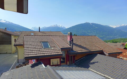 Tilleul: Sky, Building, Property, Window, Mountain, Wood, House, Slope, Urban Design, Mountain Range