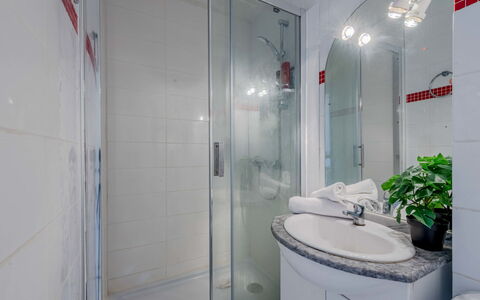 Le Barcarès 966: Plumbing Fixture, Interior Design, Bathroom Sink, Bathroom, Flooring, Sink, Floor, Plumbing, Tap, Room