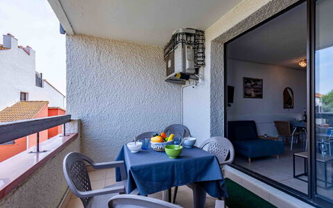 Le Barcarès 966: Apartment, Residential Area, Balcony, Condominium, Shade, Daylighting