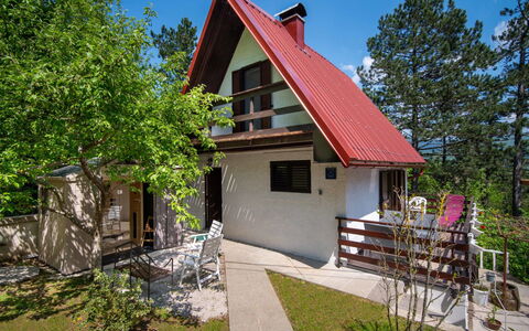 Nina: Plant, Sky, Property, Building, Window, House, Tree, Cottage, Land Lot, Grass