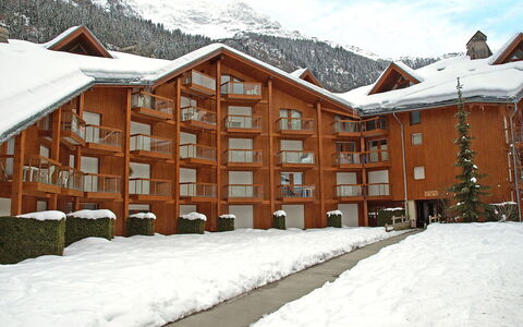 Les Contamines 500: Sky, Snow, Building, Cloud, Daytime, Property, Mountain, Window, Nature, House