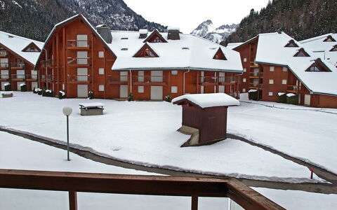 Les Contamines 500: Snow, Building, Property, Window, Mountain, Tree, Slope, House, Wood, Sky