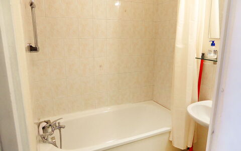 Les Contamines 500: Bathroom, Property, Room, Wall, Floor, Bathtub, Plumbing Fixture, Tile, Architecture, Bathroom Accessory