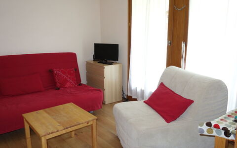 Les Contamines 500: Furniture, Room, Property, Floor, Interior Design, Comfort, Chair, House, Futon, Table