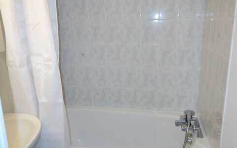 Les Contamines 500: Bathtub, Plumbing Fixture, Property, Product, Bathroom, Floor, Plumbing, Wall, Line