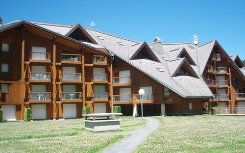 Les Contamines 500: Sky, Building, Window, Wood, House, Plant, Urban Design, Condominium, Grass, Residential Area