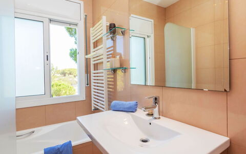 Neus: Tap, Mirror, Sink, Plumbing Fixture, Property, Bathroom Sink, Building, Bathroom, Window