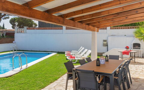 Neus: Furniture, Property, Table, Water, Chair, Plant, Shade, Outdoor Furniture, Swimming Pool, Interior Design
