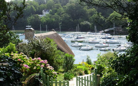 La Chaumière: Tree, Vegetation, Shrub, Watercraft, Boat, Boats And Boating--Equipment And Supplies, Loch